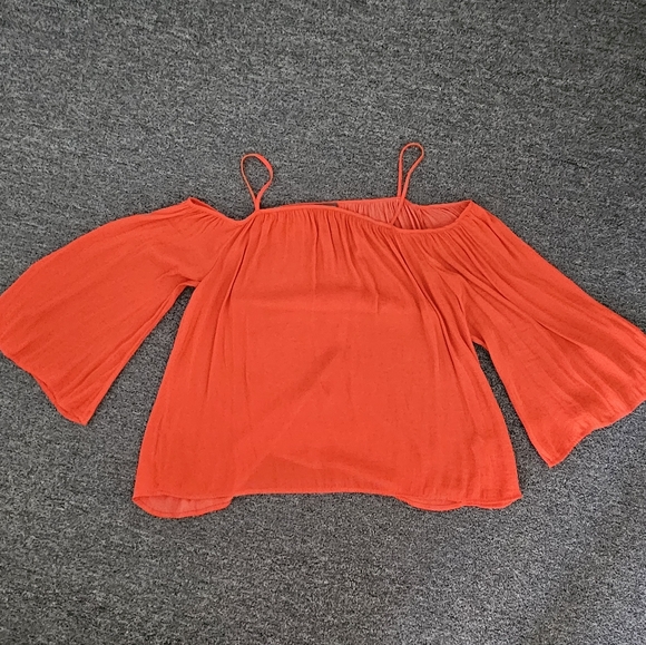 Cold shoulder silky top. Flat friendly! - Picture 1 of 6